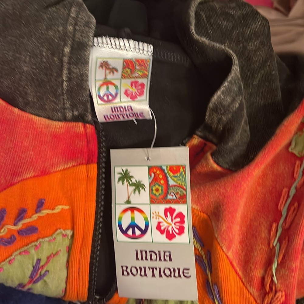 CREATIVE PATCHWORK Hoodie Large.  CL/GR 04.  11956A - Picture 3 of 4